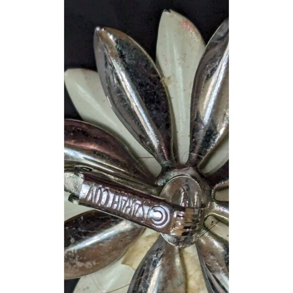 Vintage Sarah Coventry Gold Tone & White Enamel Daisy Pin Brooch &  Earring Set - Picture 7 of 7